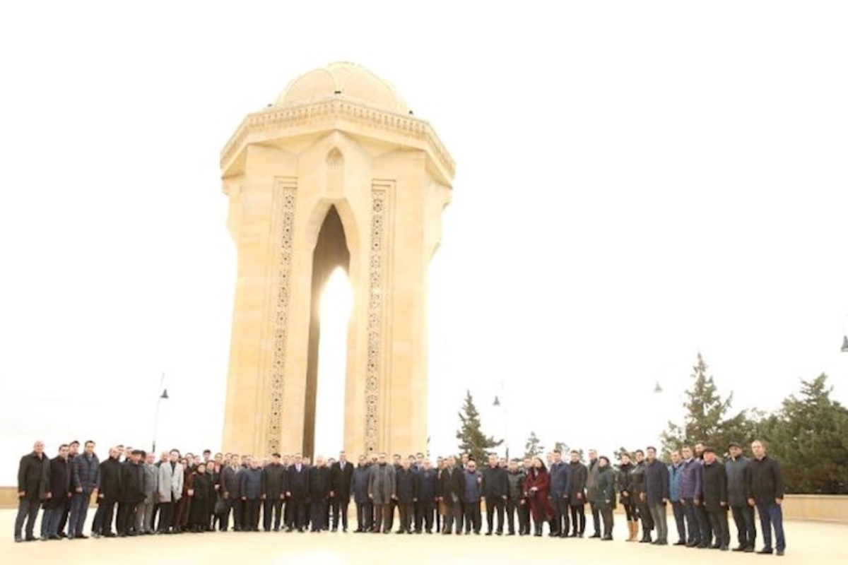 Peşə bayramı münasibətilə Azərbaycan vəkil korpusu Fəxri xiyabanı və Şəhidlər xiyabanını ziyarət etdi — FOTOLAR