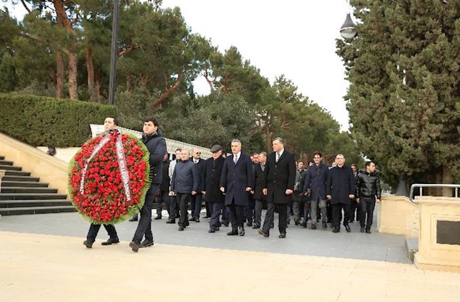 Peşə bayramı münasibətilə Azərbaycan vəkil korpusu Fəxri xiyabanı və Şəhidlər xiyabanını ziyarət etdi — FOTOLAR
