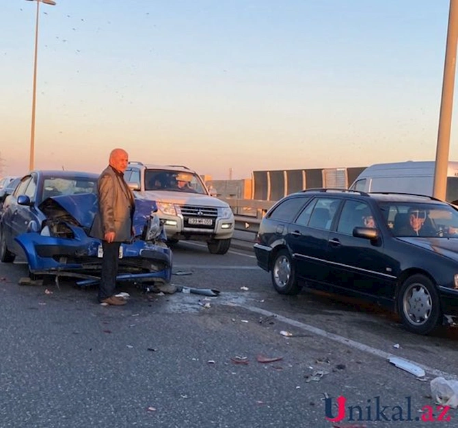 Mərdəkan yolunda iki avtomobil toqquşdu: Tıxac yarandı — FOTO