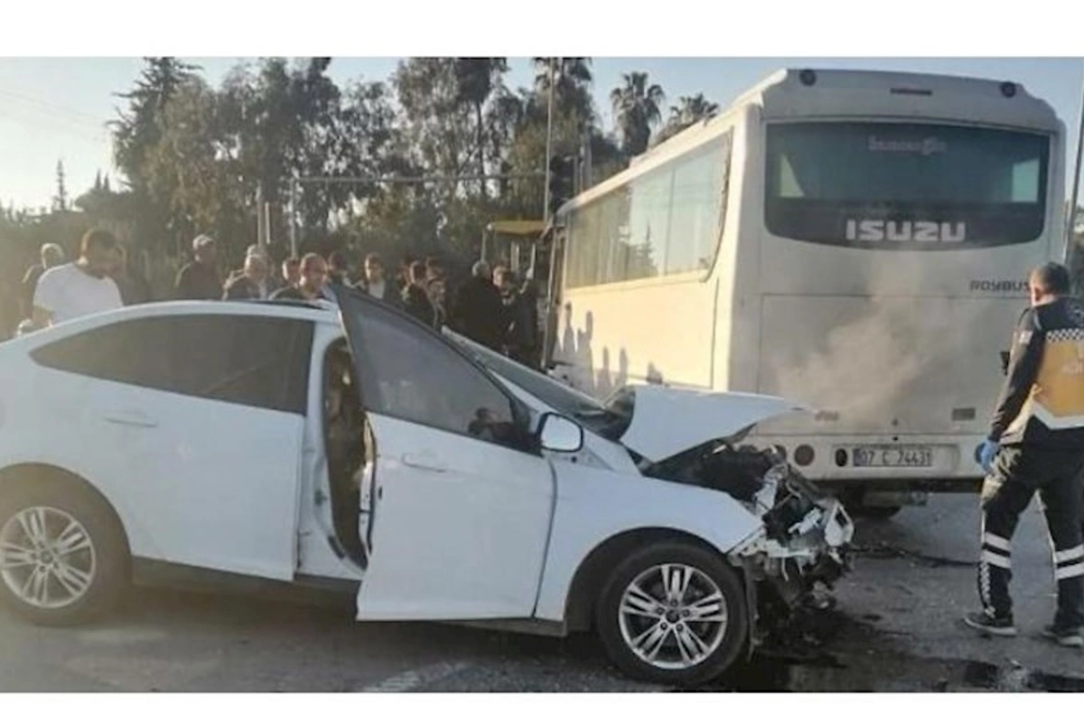 Mikroavtobus və minik avtomobili toqquşub: 2 ölü, 13 yaralı
