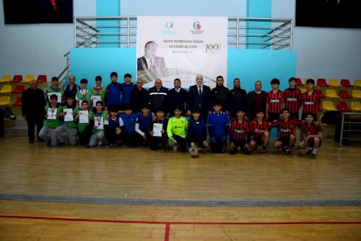 Qazaxda mini futbol turnirinin qalibləri mükafatlandırıldı — FOTO
