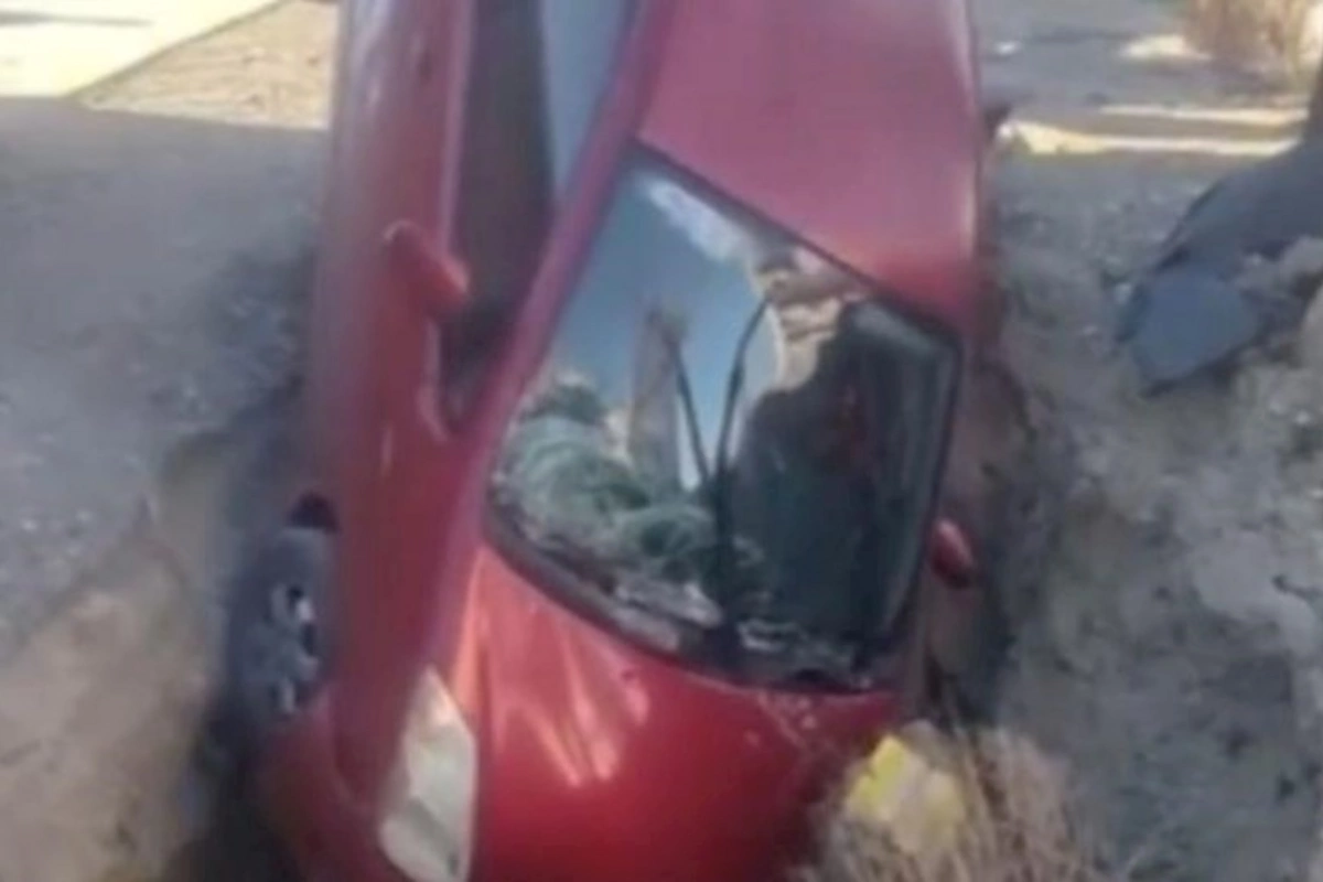 Prius çuxura düşdü — VİDEO