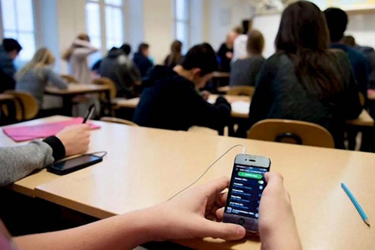 Orta məktəblərdə telefon qadağası: “Şagirdlərin davranış qaydalarına bu tələbi əlavə etmək olar”
