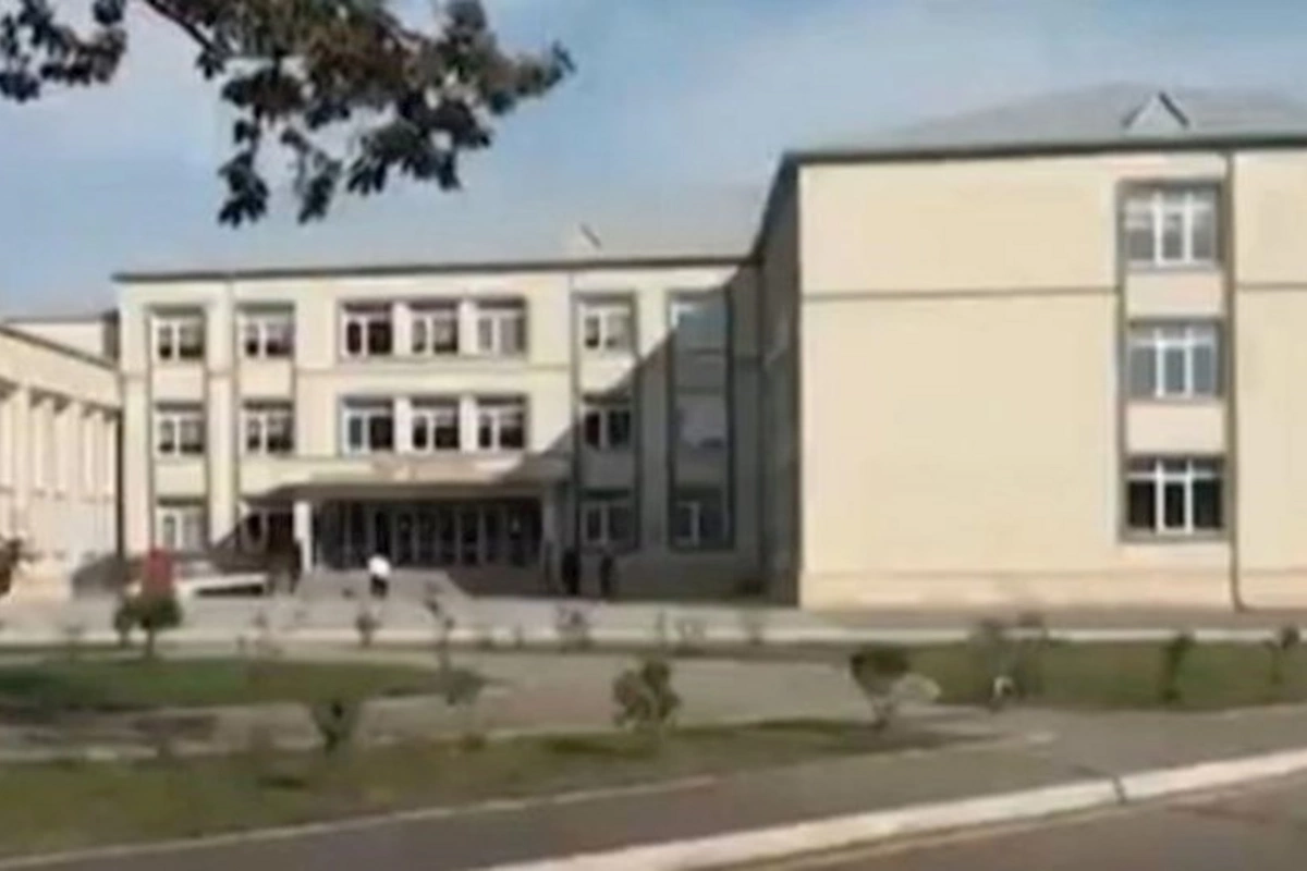 Yeni istifadəyə verilən məktəb binasında çatlar yaranıb — VİDEO
