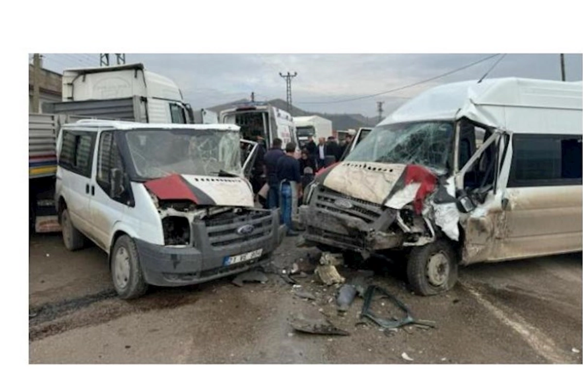 Mikroavtobuslar toqquşdu: 18 nəfər yaralandı