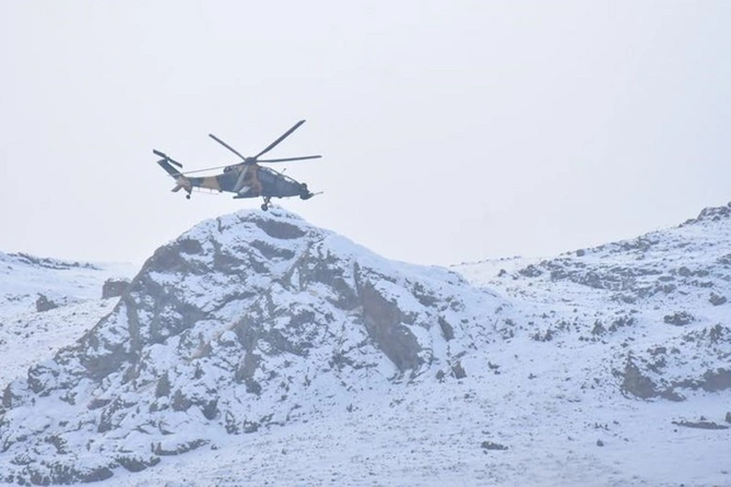 Pilotlarımız şərti düşmən hədəflərini məhv etdilər — FOTOLAR Pilotlarımız şərti düşmən hədəflərini məhv etdilər — FOTOLAR