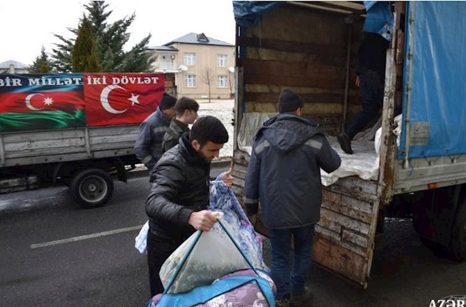 Qurtuluş savaşında üzüyünü Türkiyəyə göndərən Azərbaycan qadını indi də cehizlik yorğan-döşəyini qardaşına göndərir... Qurtuluş savaşında üzüyünü Türkiyəyə göndərən Azərbaycan qadını indi də cehizlik yorğan-döşəyini qardaşına göndərir...