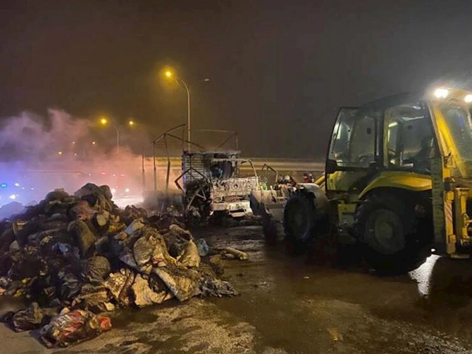 Zəlzələ bölgəsinə yardım daşıyan Tır yanaraq KÜLƏ DÖNDÜ — FOTOLAR Zəlzələ bölgəsinə yardım daşıyan Tır yanaraq KÜLƏ DÖNDÜ — FOTOLAR