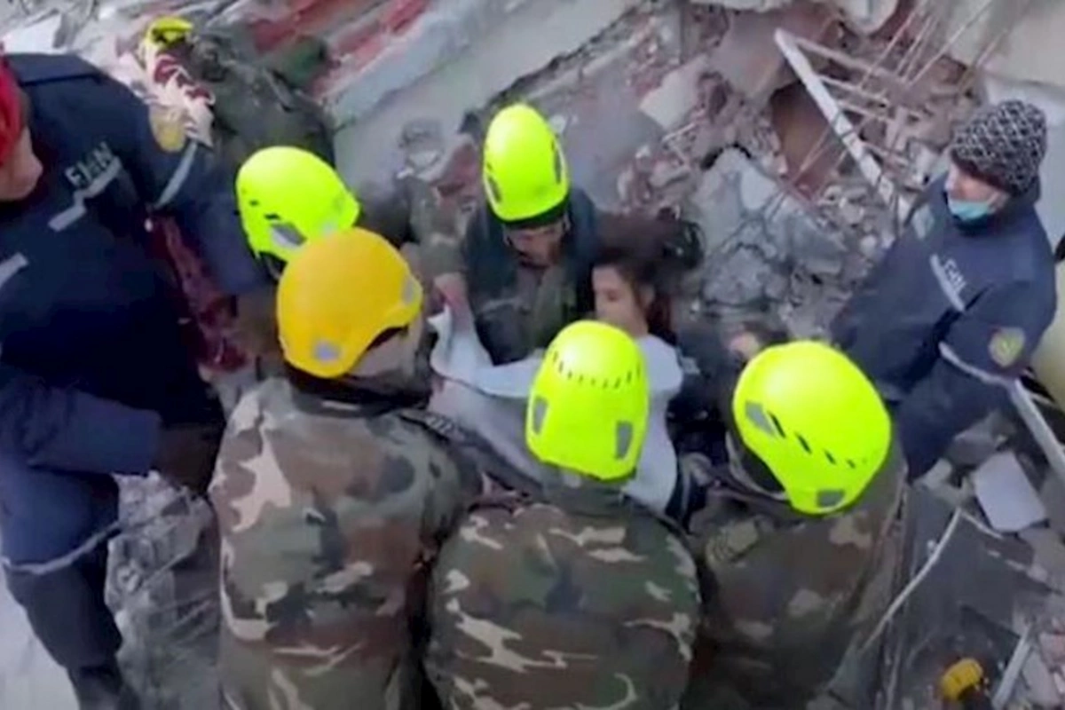 Azərbaycanın xilasediciləri dağıntılar altından 12 yaşlı qızı çıxardılar