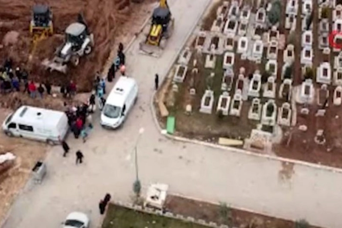 Adıyamanda zəlzələ qurbanlarının kütləvi məzarlığı — VİDEO