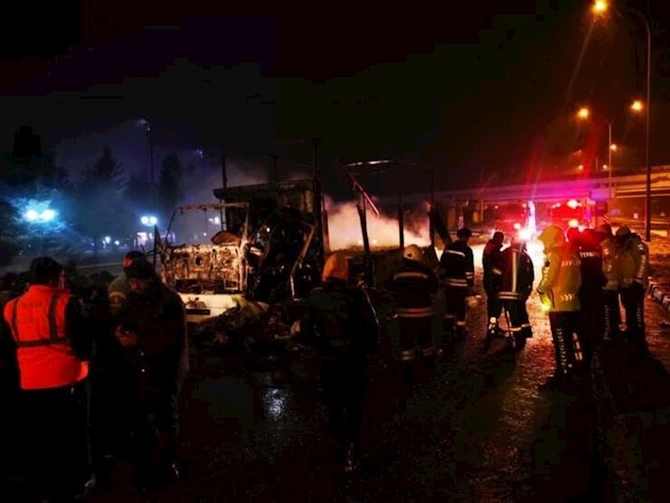 Zəlzələ bölgəsinə yardım daşıyan Tır yanaraq KÜLƏ DÖNDÜ — FOTOLAR Zəlzələ bölgəsinə yardım daşıyan Tır yanaraq KÜLƏ DÖNDÜ — FOTOLAR