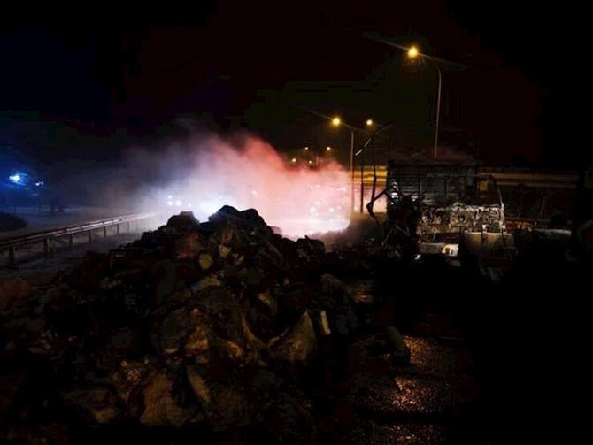 Zəlzələ bölgəsinə yardım daşıyan Tır yanaraq KÜLƏ DÖNDÜ — FOTOLAR Zəlzələ bölgəsinə yardım daşıyan Tır yanaraq KÜLƏ DÖNDÜ — FOTOLAR