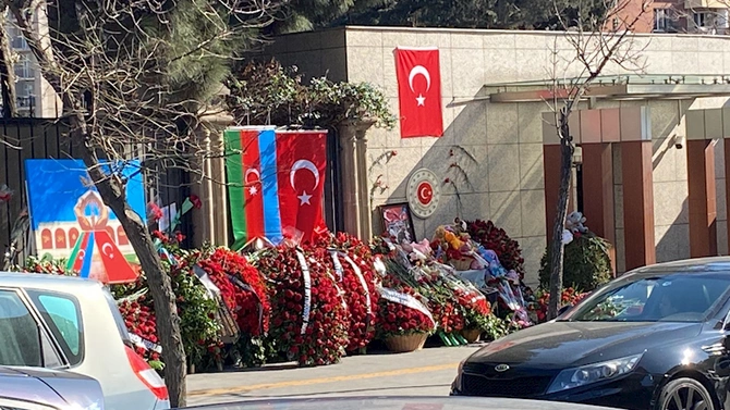 Türkiyənin Bakıdakı səfirliyi qarşısında duyğusal anlar — FOTO Türkiyənin Bakıdakı səfirliyi qarşısında duyğusal anlar — FOTO