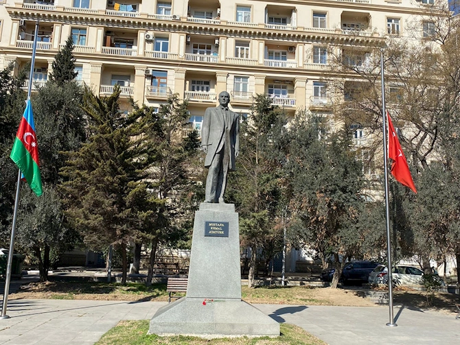 Türkiyənin Bakıdakı səfirliyi qarşısında duyğusal anlar — FOTO Türkiyənin Bakıdakı səfirliyi qarşısında duyğusal anlar — FOTO