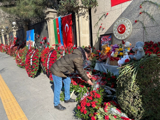 Türkiyənin Bakıdakı səfirliyi qarşısında duyğusal anlar — FOTO Türkiyənin Bakıdakı səfirliyi qarşısında duyğusal anlar — FOTO