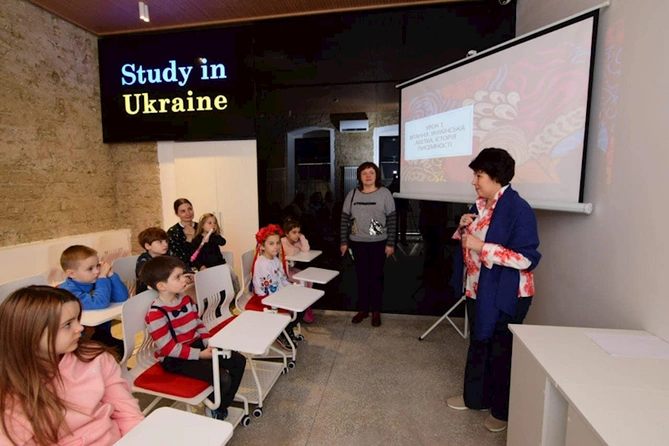 Azərbaycanda Ukrayna məktəbi fəaliyyətə başladı — FOTO Azərbaycanda Ukrayna məktəbi fəaliyyətə başladı — FOTO