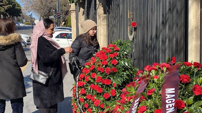 Türkiyənin Bakıdakı səfirliyi qarşısında duyğusal anlar — FOTO Türkiyənin Bakıdakı səfirliyi qarşısında duyğusal anlar — FOTO