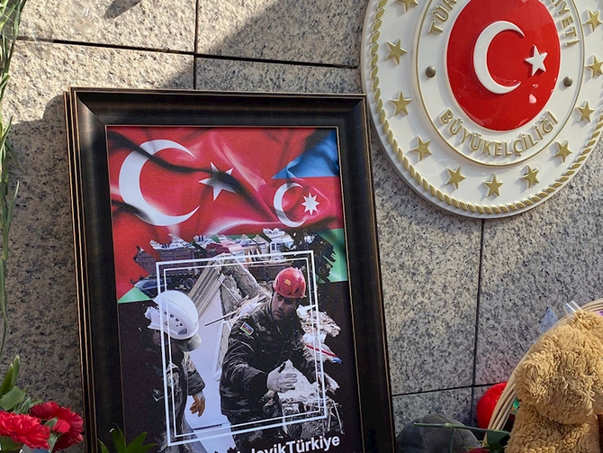 Türkiyənin Bakıdakı səfirliyi qarşısında duyğusal anlar — FOTO Türkiyənin Bakıdakı səfirliyi qarşısında duyğusal anlar — FOTO