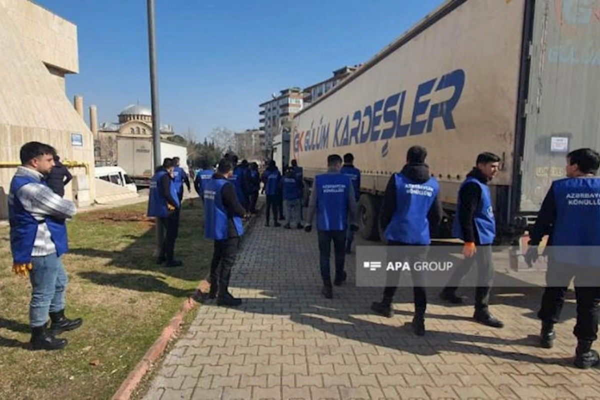 Azərbaycan gəncləri zəlzələdən zərər çəkənlərə yardım məqsədilə Türkiyəyə yollanıblar — FOTO