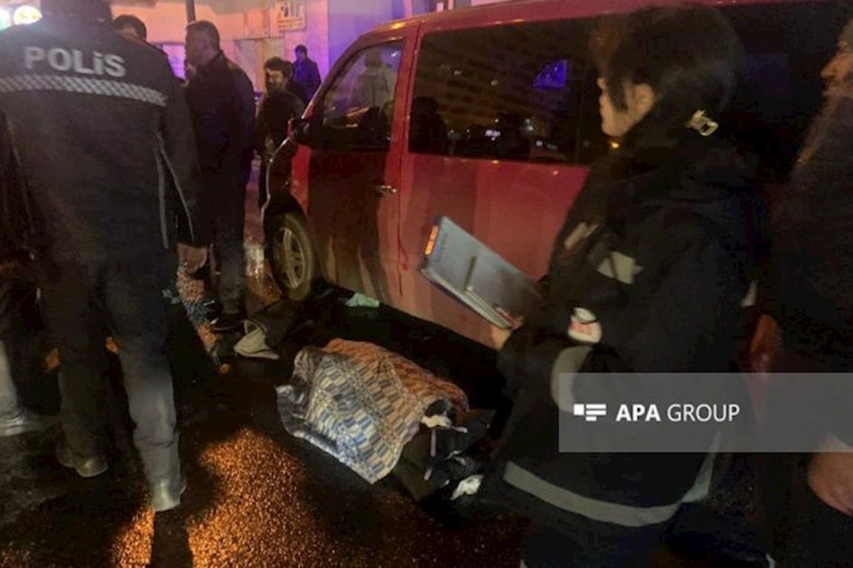 Bakıda yanan mikravtobusu söndürmək istəyən sürücü ölüb