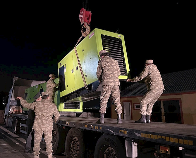 Prezidentin göstərişi ilə Türkiyəyə stasionar generatorlar göndərilib — FOTO Prezidentin göstərişi ilə Türkiyəyə stasionar generatorlar göndərilib — FOTO