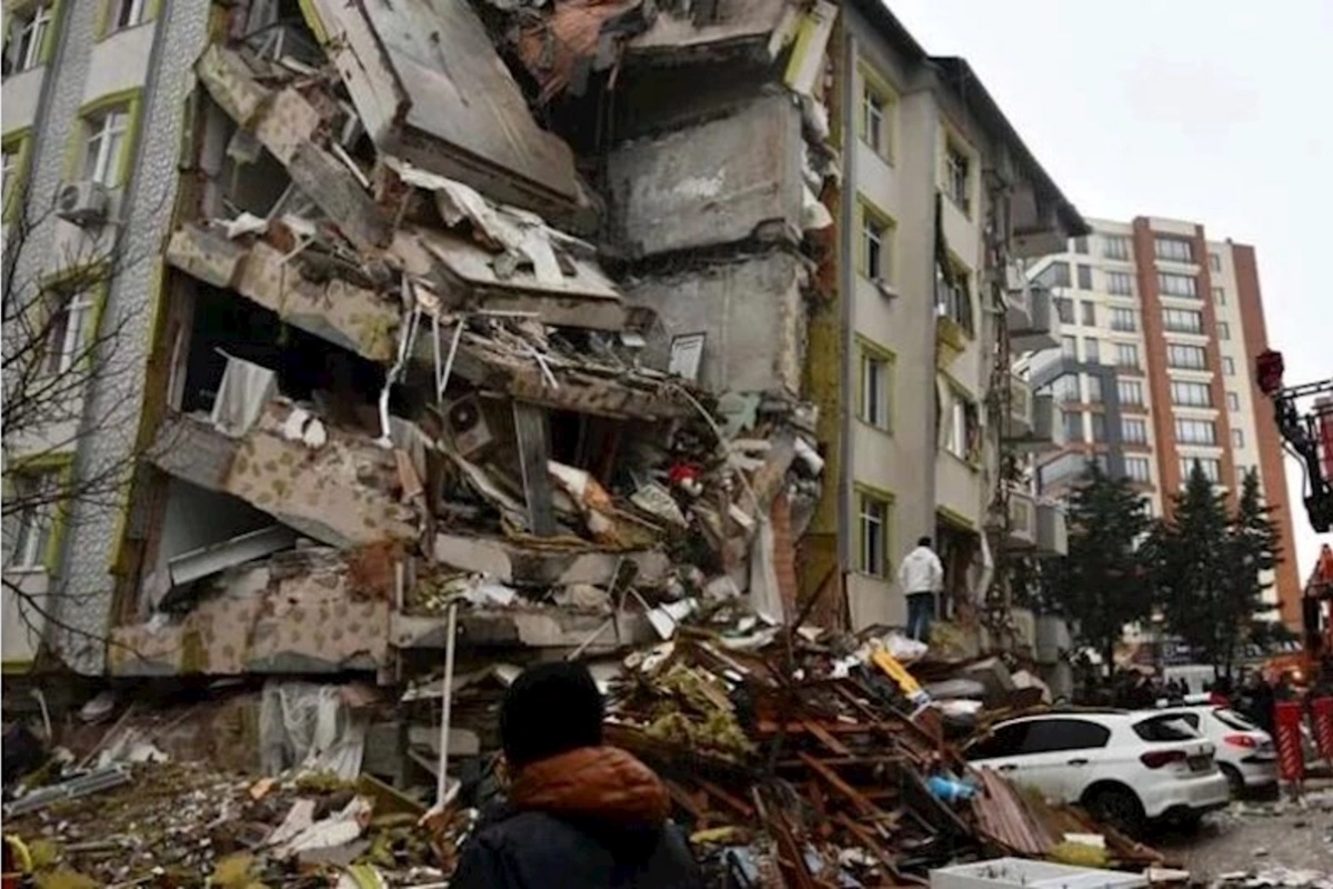 Türkiyədə zəlzələdə xəsarət alanlar müalicə üçün Bakıya gətirildi