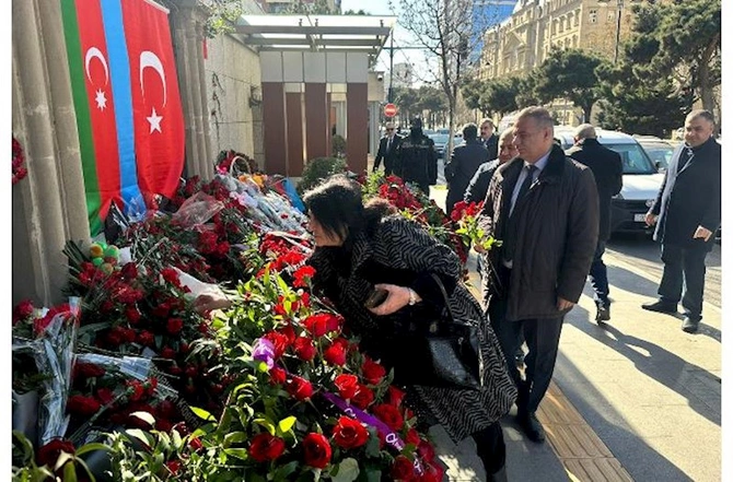 Azərbaycanın ictimaiyyət nümayəndələri Türkiyə səfirinə başsağlığı verdi — FOTOLAR