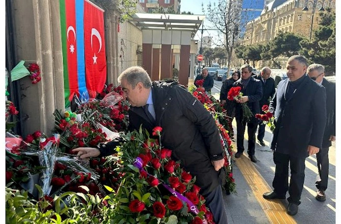 Azərbaycanın ictimaiyyət nümayəndələri Türkiyə səfirinə başsağlığı verdi — FOTOLAR
