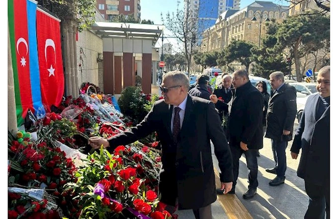 Azərbaycanın ictimaiyyət nümayəndələri Türkiyə səfirinə başsağlığı verdi — FOTOLAR