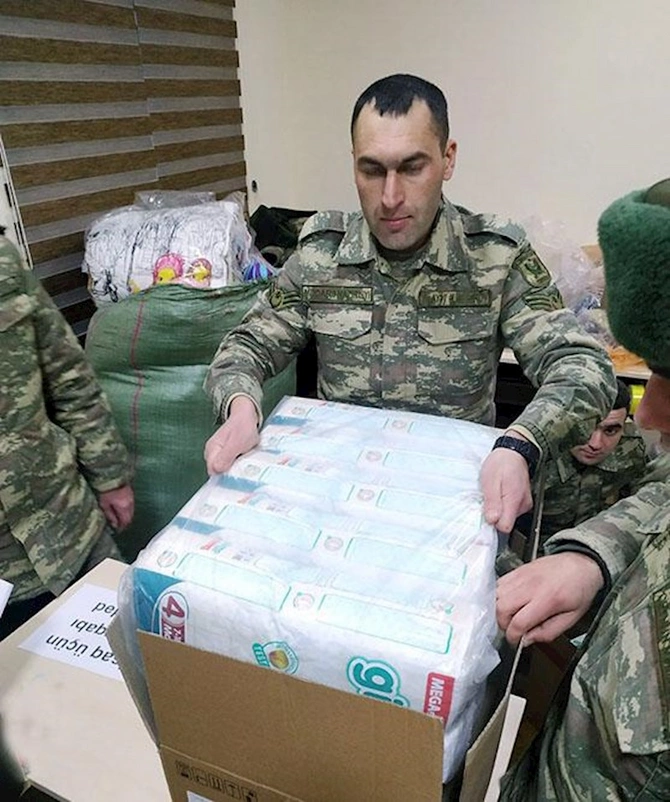 Hərbçilərimiz Türkiyəyə yardım göndərdilər — FOTOLAR Hərbçilərimiz Türkiyəyə yardım göndərdilər — FOTOLAR
