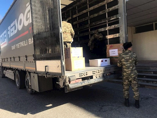 Hərbçilərimiz Türkiyəyə yardım göndərdilər — FOTOLAR Hərbçilərimiz Türkiyəyə yardım göndərdilər — FOTOLAR