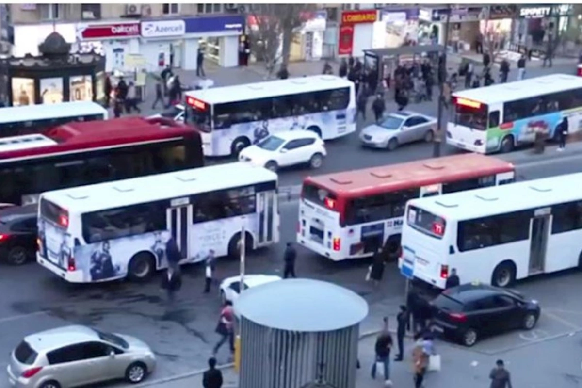 Bakıda marşrut avtobusu qəza törətdi — Ölən və yaralanan var