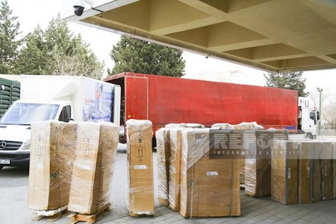 Zəlzələdən sonra Bakıdan Türkiyəyə humanitar yardım aparan TIR-ların sayı açıqlandı — FOTO