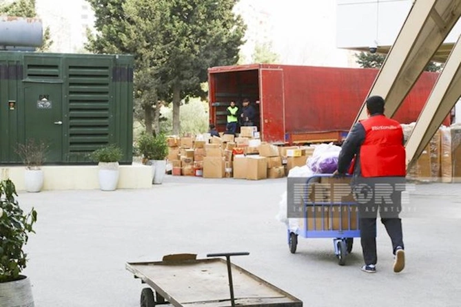 Zəlzələdən sonra Bakıdan Türkiyəyə humanitar yardım aparan TIR-ların sayı açıqlandı — FOTO