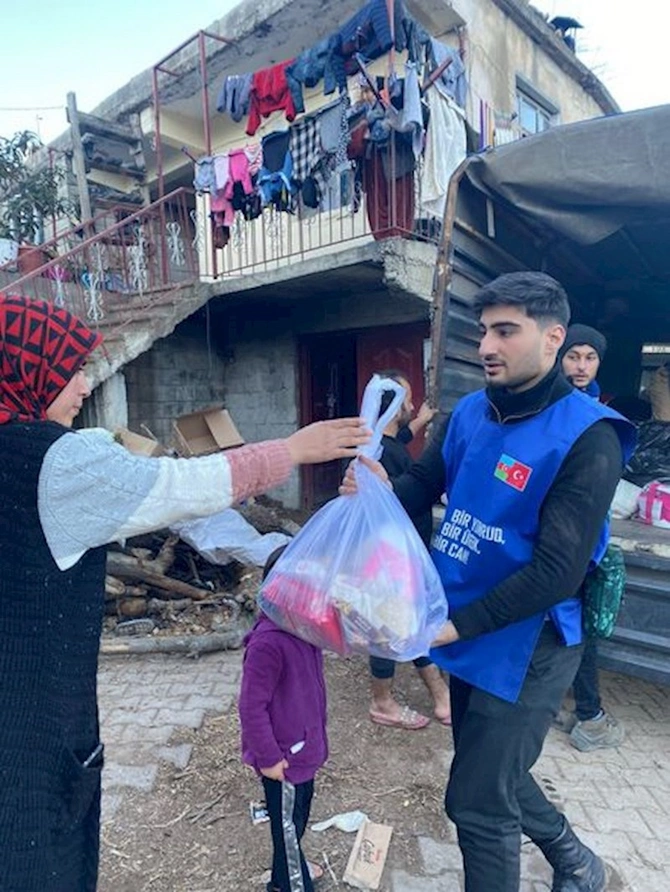 Azərbaycan könüllülərinin zəlzələ bölgəsindəki növbəti günü — FOTO Azərbaycan könüllülərinin zəlzələ bölgəsindəki növbəti günü — FOTO