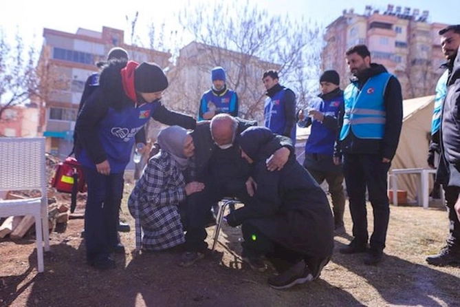 Azərbaycan könüllülərinin zəlzələ bölgəsindəki növbəti günü — FOTO Azərbaycan könüllülərinin zəlzələ bölgəsindəki növbəti günü — FOTO