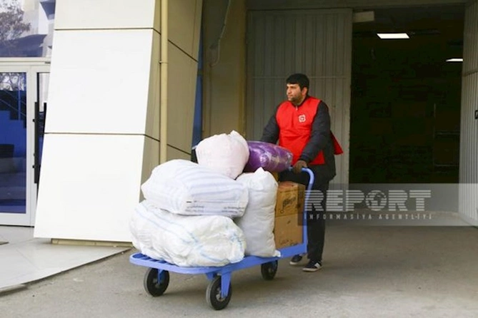 Zəlzələdən sonra Bakıdan Türkiyəyə humanitar yardım aparan TIR-ların sayı açıqlandı — FOTO