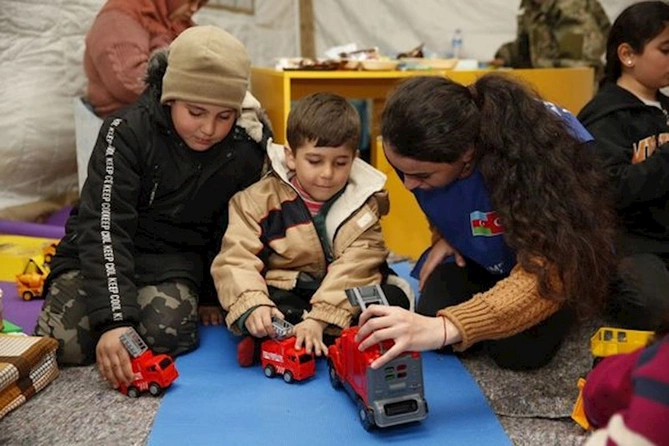 Azərbaycan könüllülərinin zəlzələ bölgəsindəki növbəti günü — FOTO Azərbaycan könüllülərinin zəlzələ bölgəsindəki növbəti günü — FOTO