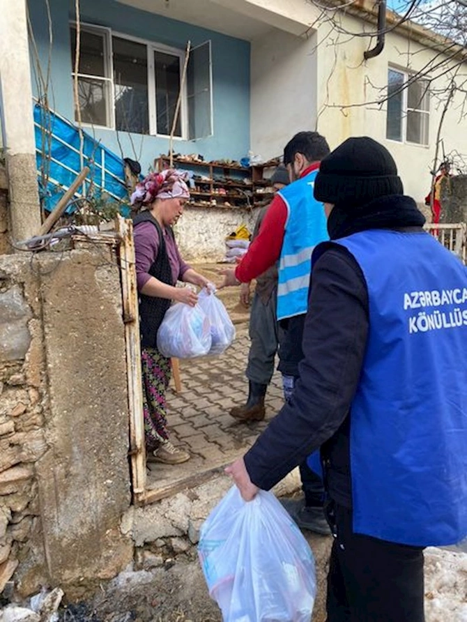 Azərbaycan könüllülərinin zəlzələ bölgəsindəki növbəti günü — FOTO Azərbaycan könüllülərinin zəlzələ bölgəsindəki növbəti günü — FOTO