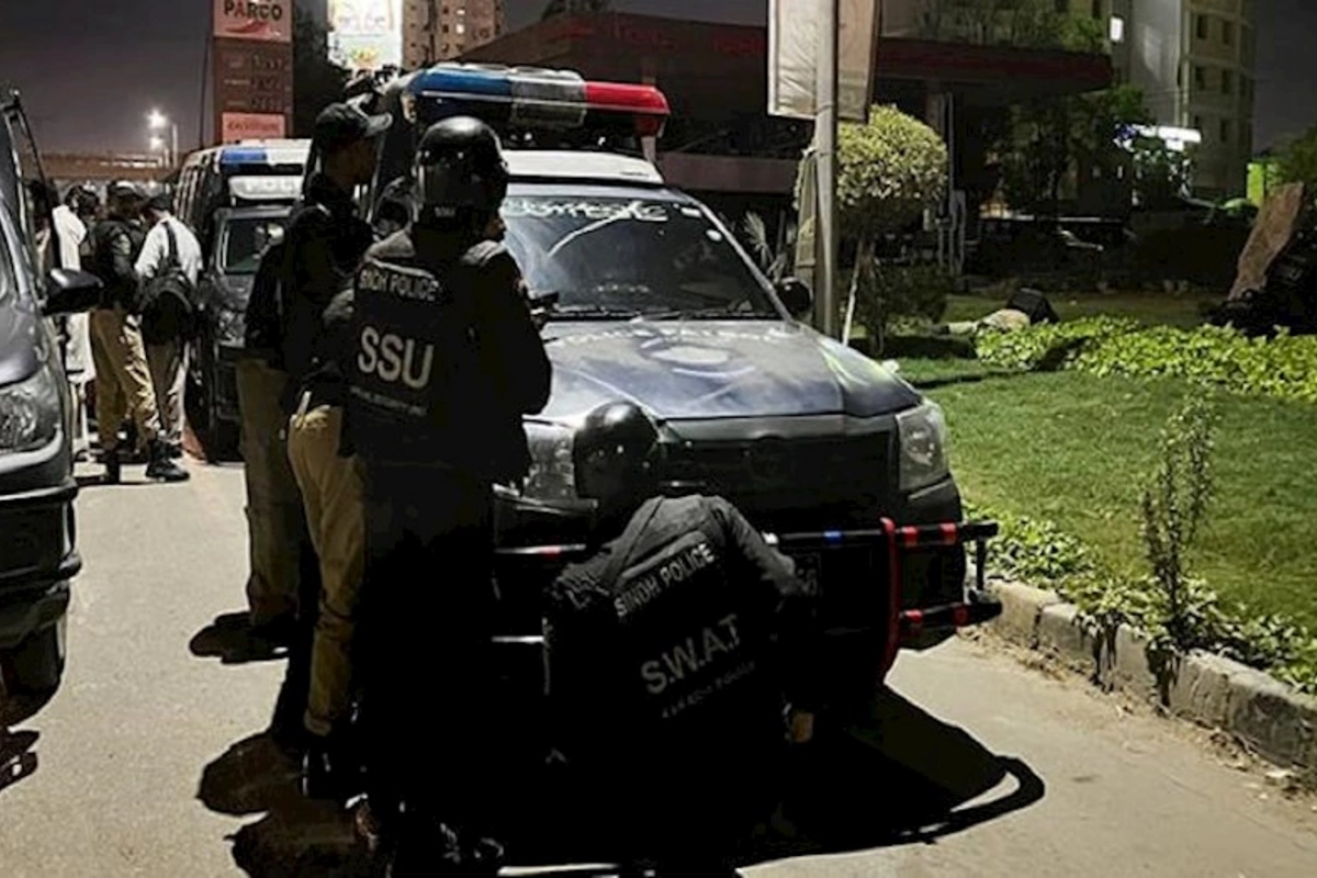 Pakistanın Kəraçi şəhərində silahlı şəxslər polis idarəsinə hücum edib