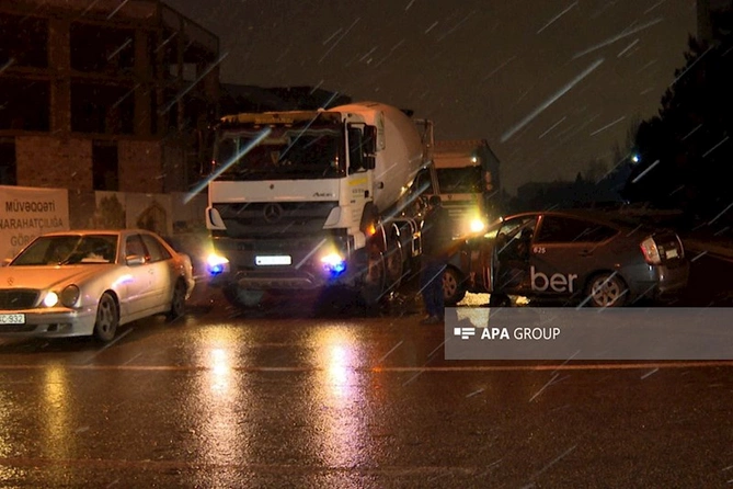 Bakıda taksi yük maşınına ÇIRPILDI — FOTO