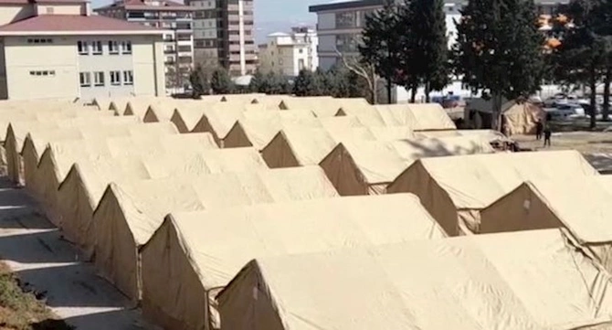 FHN Kahramanmaraşda daha üç ünvanda növbəti çadır şəhərcikləri qurub — FOTO/VİDEO