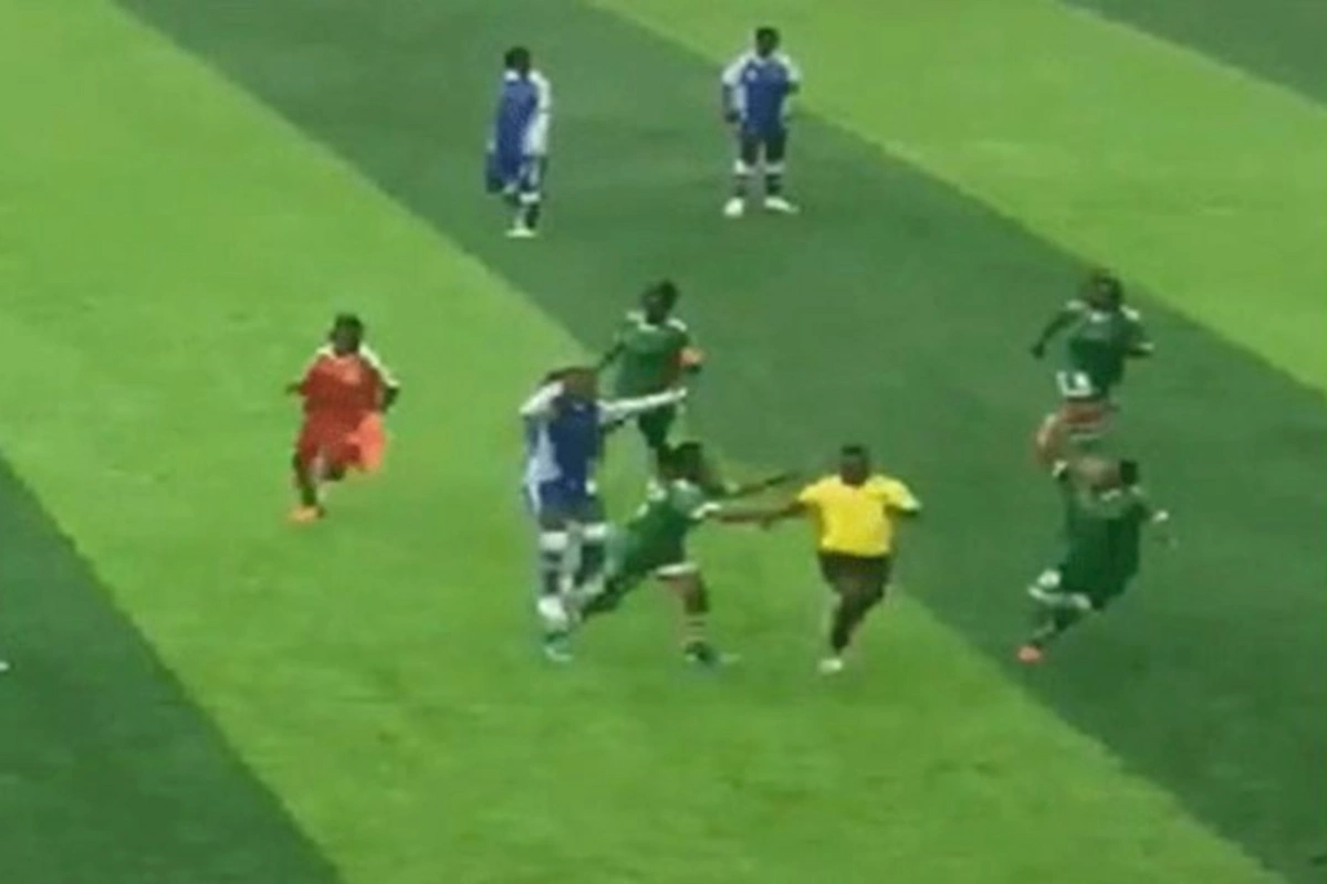 Qadın futbolçular qaçmağa çalışan hakimi döydü — VİDEO
