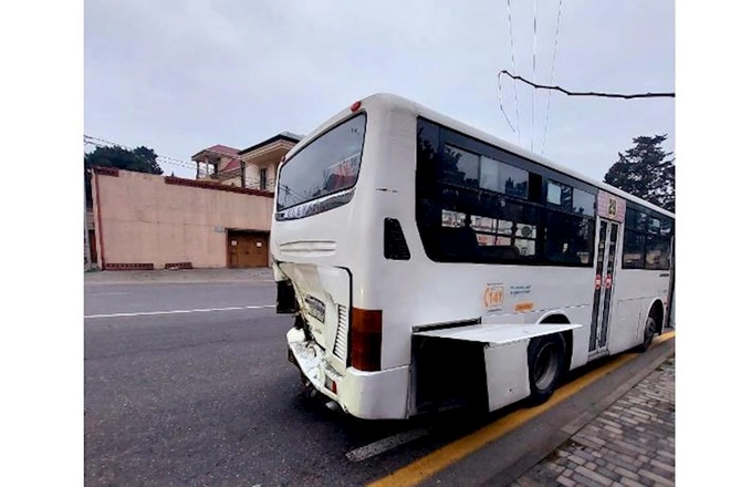 Bakıda avtobusla “KamAZ” toqquşdu — Xəsarət alanlar var (FOTO)