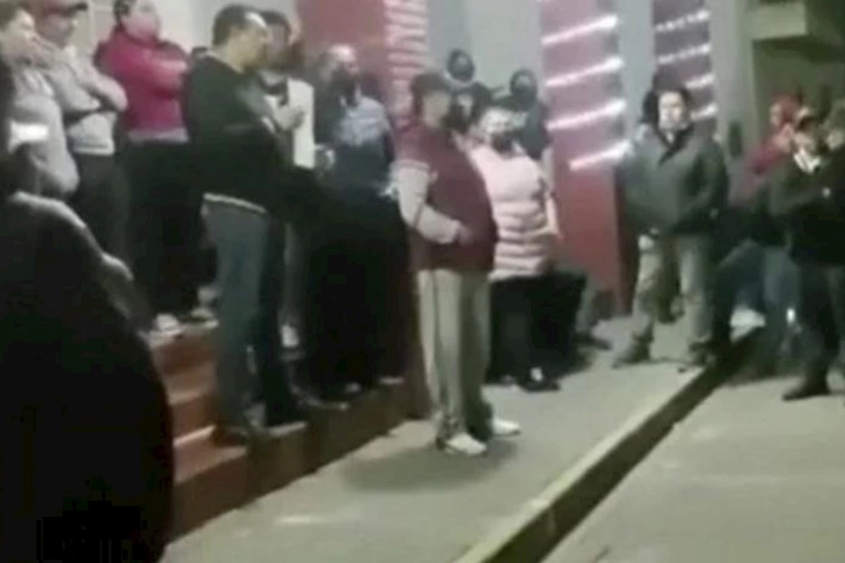 Etirazçılar bələdiyyə sədrini qaçırdı
