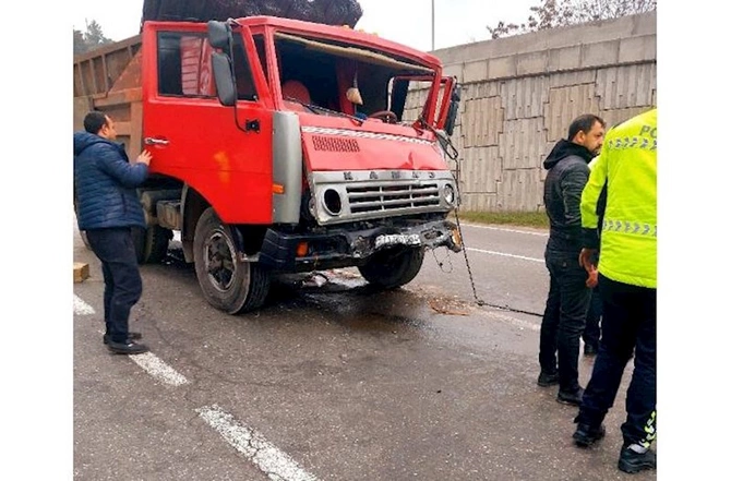 Bakıda avtobusla “KamAZ” toqquşdu — Xəsarət alanlar var (FOTO)