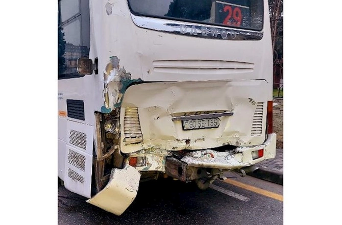 Bakıda avtobusla “KamAZ” toqquşdu — Xəsarət alanlar var (FOTO)