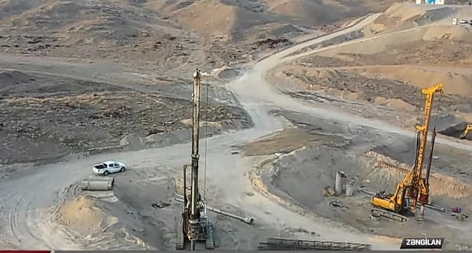 Azərbaycanın ən uzun dəmir yolu körpüsü Həkəri çayı üzərində salınır — VİDEO