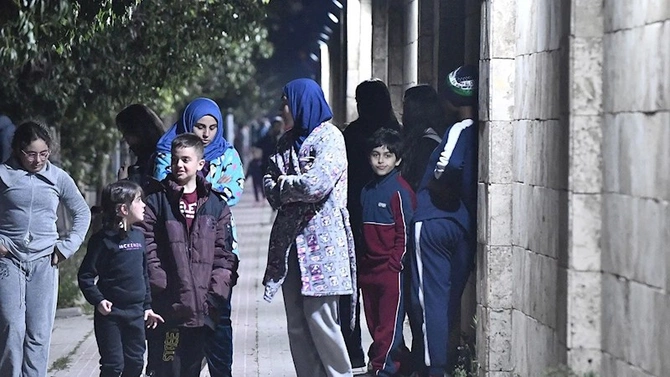 Hataydakı zəlzələ Livan xalqını küçəyə tökdü — FOTOLAR Hataydakı zəlzələ Livan xalqını küçəyə tökdü — FOTOLAR