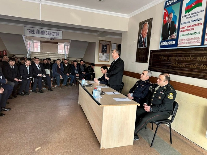 Salyanın icra başçısı problemi olan sakinləri dinlədi — FOTOLAR Salyanın icra başçısı problemi olan sakinləri dinlədi — FOTOLAR